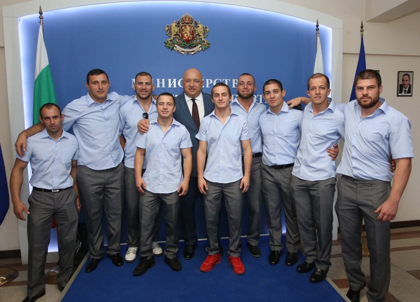 Спортистите които ще представят България на Дефлимпикс благодариха на министър1