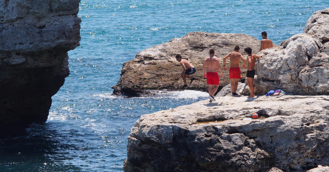 Когато цветните чадъри с рекламни надписи покриха плътно плажовете по