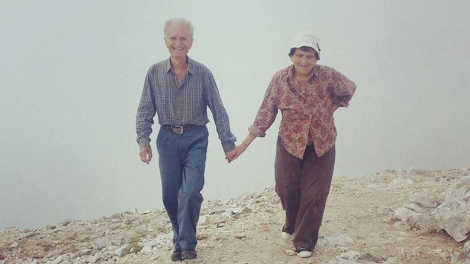 Историята на една вечност: след 52 години брак, хванати за ръка и покоряващи България