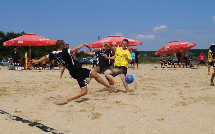 25 гола паднаха в първите два мача на държавното по плажен футбол