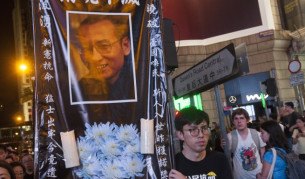 Демонстранти в Хонгконг носят портрет на Лю Сяобо