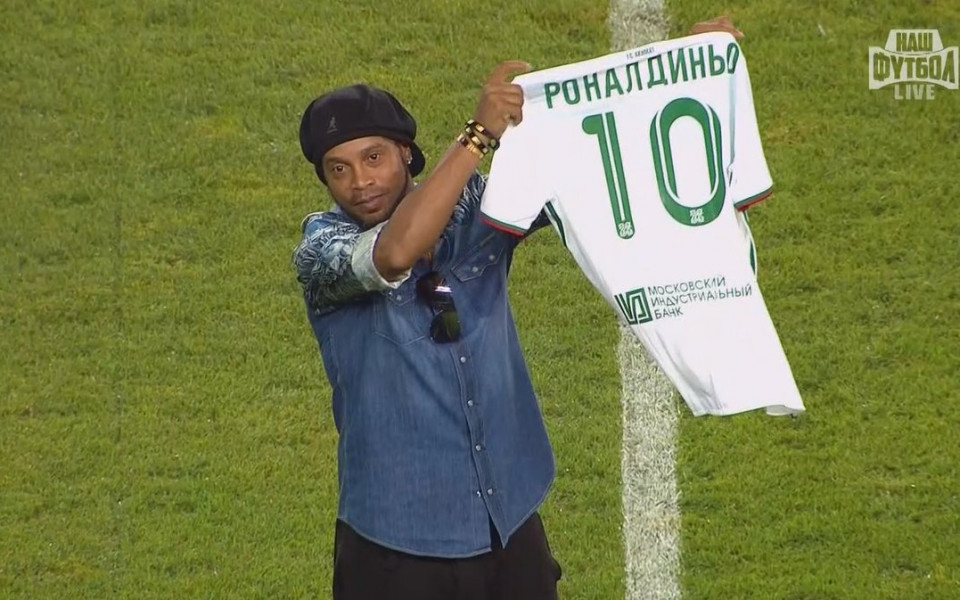 Легендата Роналдиньо аплодира български защитник