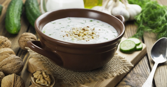 Необходими продукти 400 г орехи
2 краставици
2 скилидки млечен чесън
1 връзка