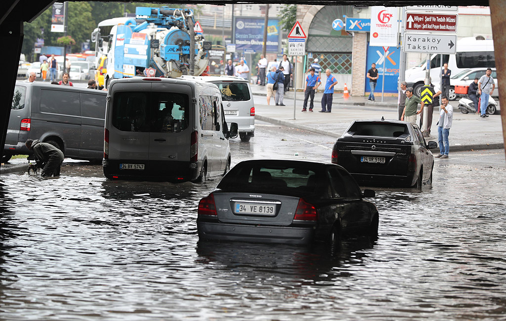 Проливни дъждове засегнаха и най-големия турски град Истанбул. В резултат на валежите са наводнени няколко метростанции, подземни паркинги и тунели.