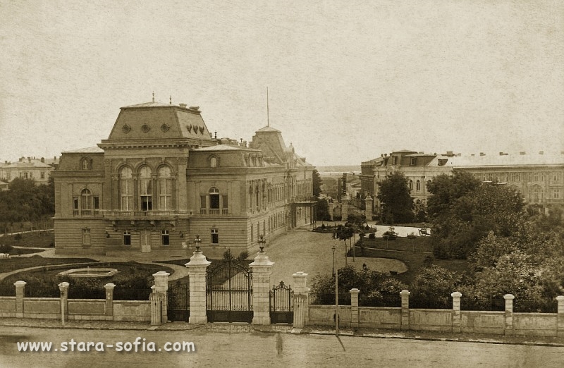 Дворецът през 1885 г. Поглед от площад "Александър I" към западната порта.