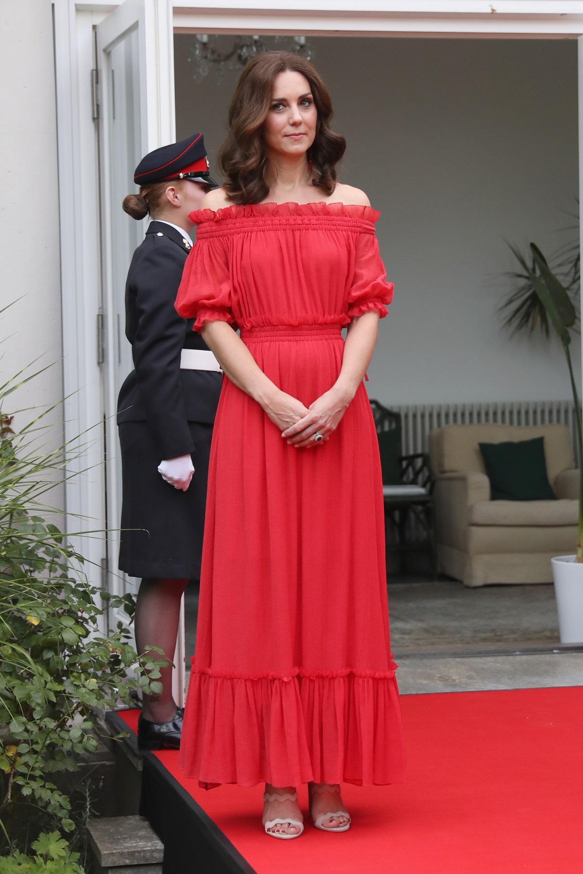 Херцогът и херцогинята на Кеймбридж присъстваха и на парти в британското посолство в чест на 91-ия роден ден на кралица Елизабет Втора.
И този път съпругата на принц Уилям не разочарова почитателите си. Тя отново се довери на марката "Александър Маккуин", като избра дълга червена рокля с паднали рамене, която предизвика бурни аплодисменти в модните среди.