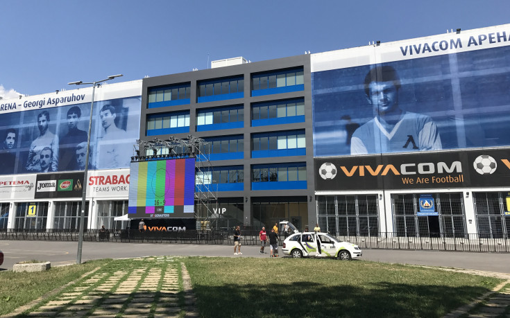 Левски раздава дъждобрани на феновете за представянето