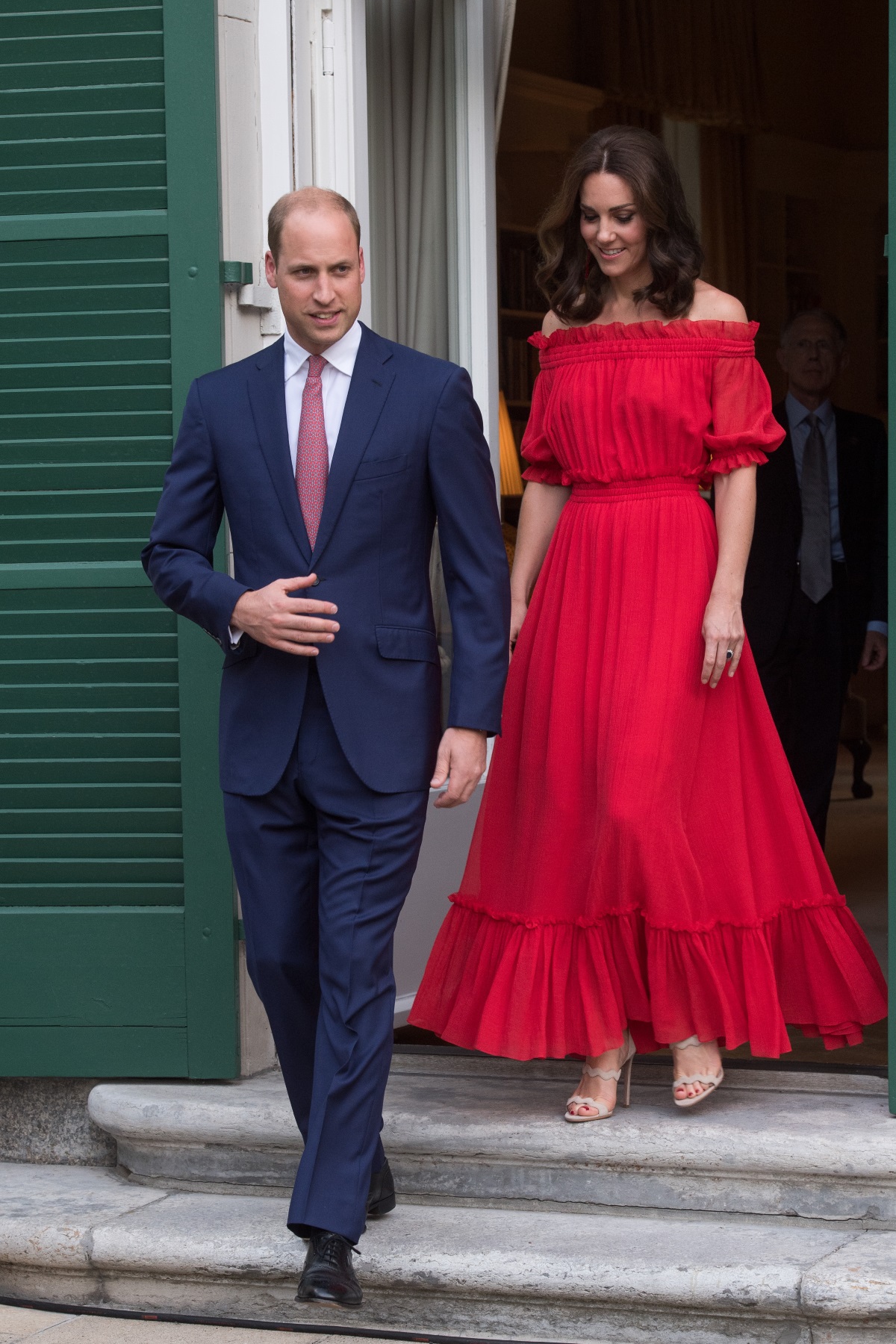Херцогът и херцогинята на Кеймбридж присъстваха и на парти в британското посолство в чест на 91-ия роден ден на кралица Елизабет Втора.
И този път съпругата на принц Уилям не разочарова почитателите си. Тя отново се довери на марката "Александър Маккуин", като избра дълга червена рокля с паднали рамене, която предизвика бурни аплодисменти в модните среди.