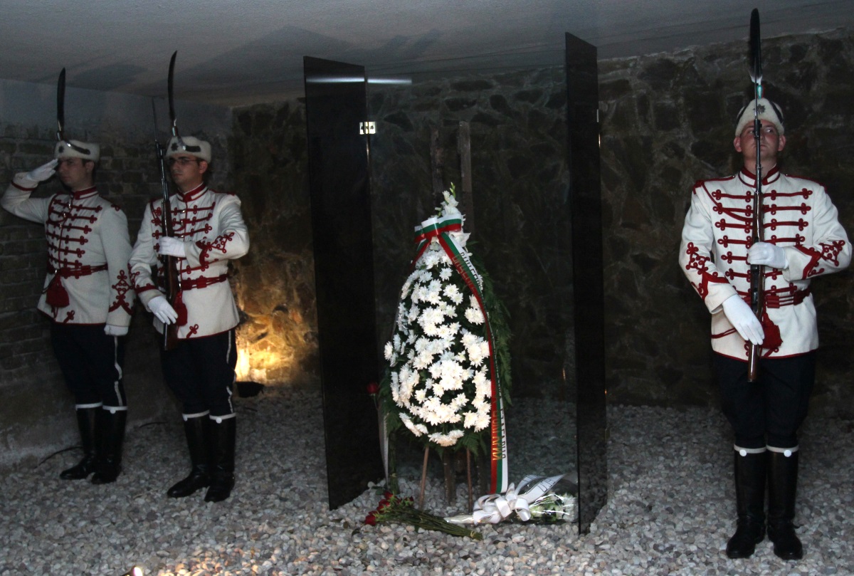 23 юли на мемориал „Гарнизонно стрелбище“ Илияна Йотова, Корнелия Нинова и граждани поднесоха цветя по повод на гибелта на Никола Вапцаров.
