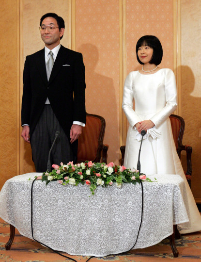 <p>Саяко Курода се отказва от кралската си титла като принцеса на Япония, за да се омъжи за Йошику Курода в изчистена бяла рокля с бели ръкавици.&nbsp;</p>