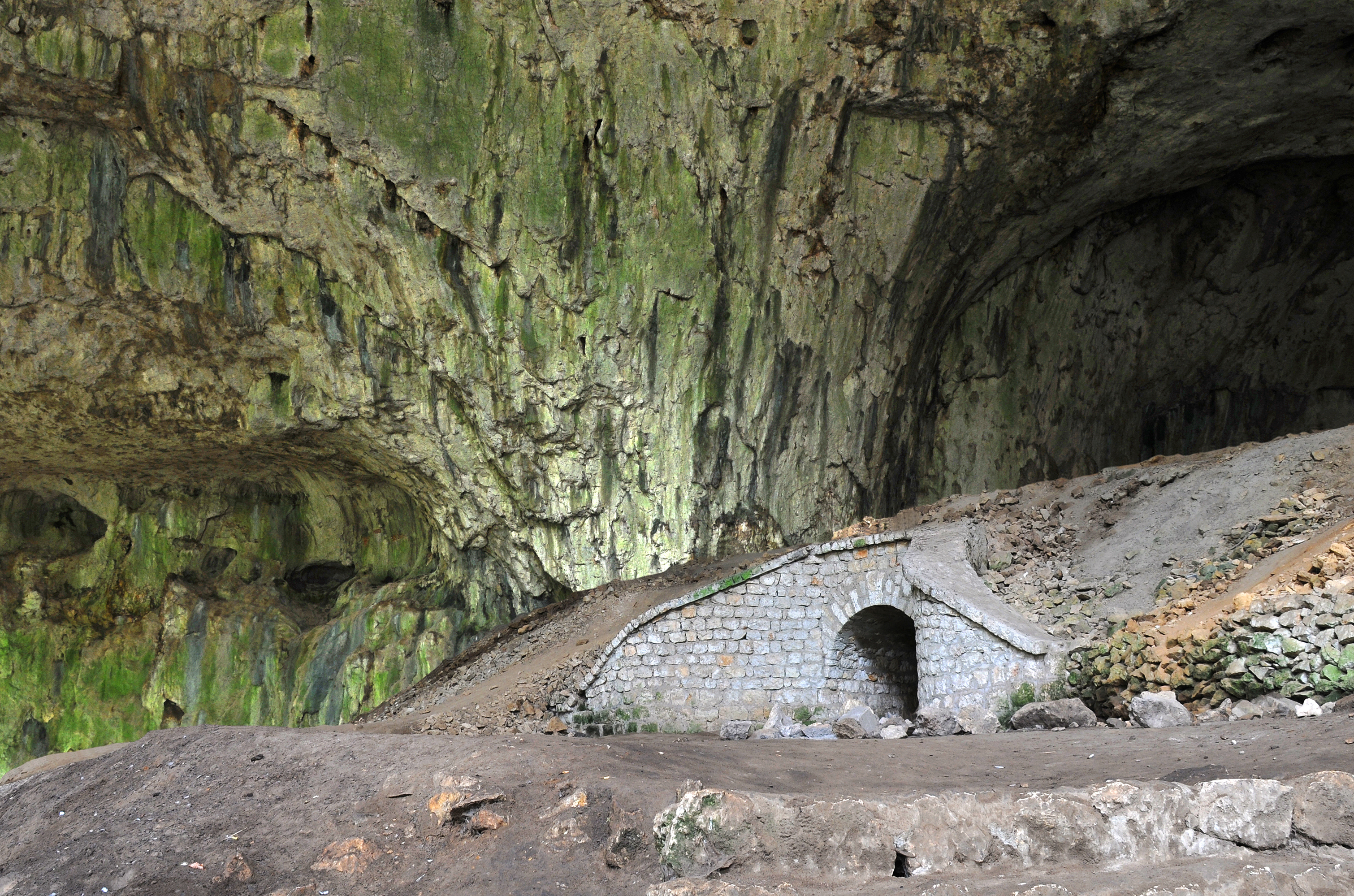 Ловеч безспорно е град с хиляди исторически кътчета и забележителности. Въпреки разстоянието си от София, за един ден може да обиколите много от местата и обекти в града. В района се намира Деветашката пещера, както и Крушунския водопад.