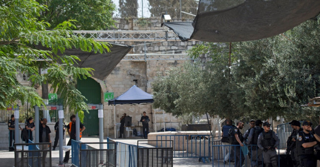 Израел премахна детекторите за метал пред свещената джамия „Ал Акса“