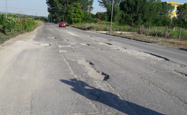  Преименуваната улица е осеяна с дупки 