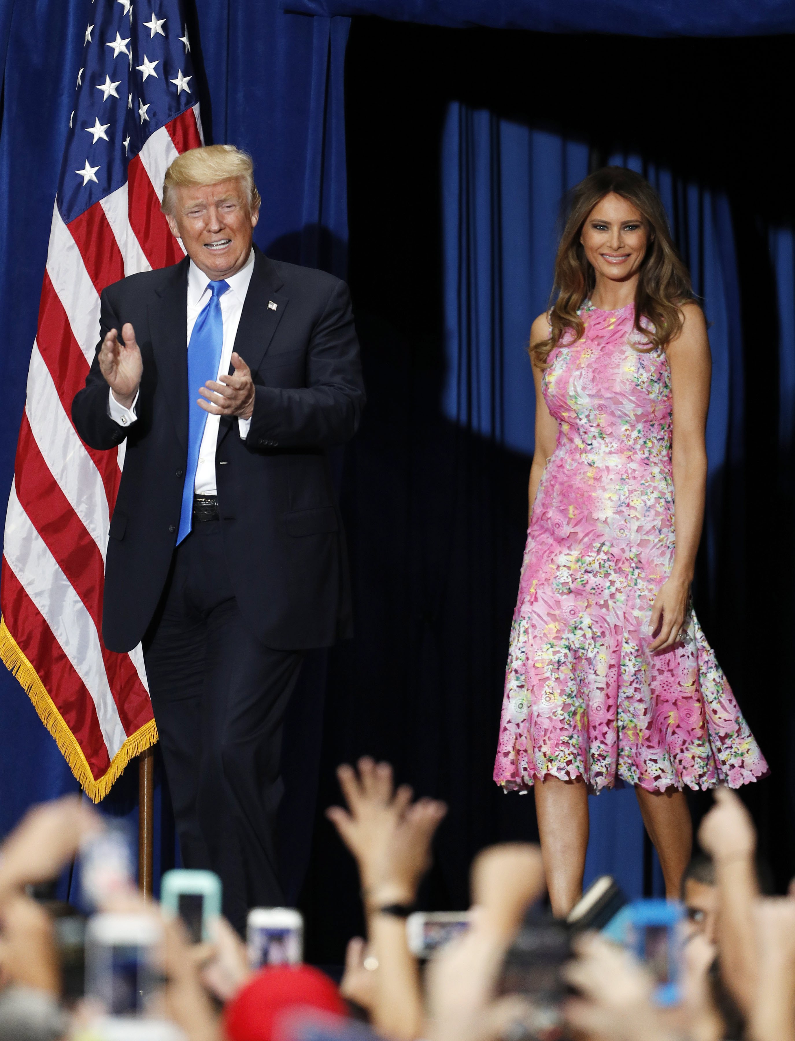 Президентът на САЩ Доналд Тръмп и съпругата му Мелания долетяха в Охайо за среща със симпатизанти. Това беше първата им поява заедно след визитата в Париж по случай 14 юли – Деня на превземането на Бастилията.
