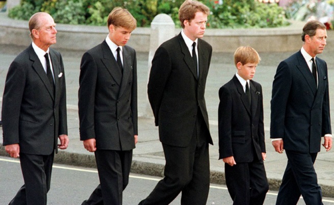  Процесията след ковчега на принцеса Даяна. Граф Спенсър е в средата, от двете му страни са принц Уилям и принц Хари, а до тях са херцогът на Единбург и татко им принц Чарлз 