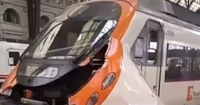 Влак катастрофира в испанския град Барселона съобщиха местните власти цитирани