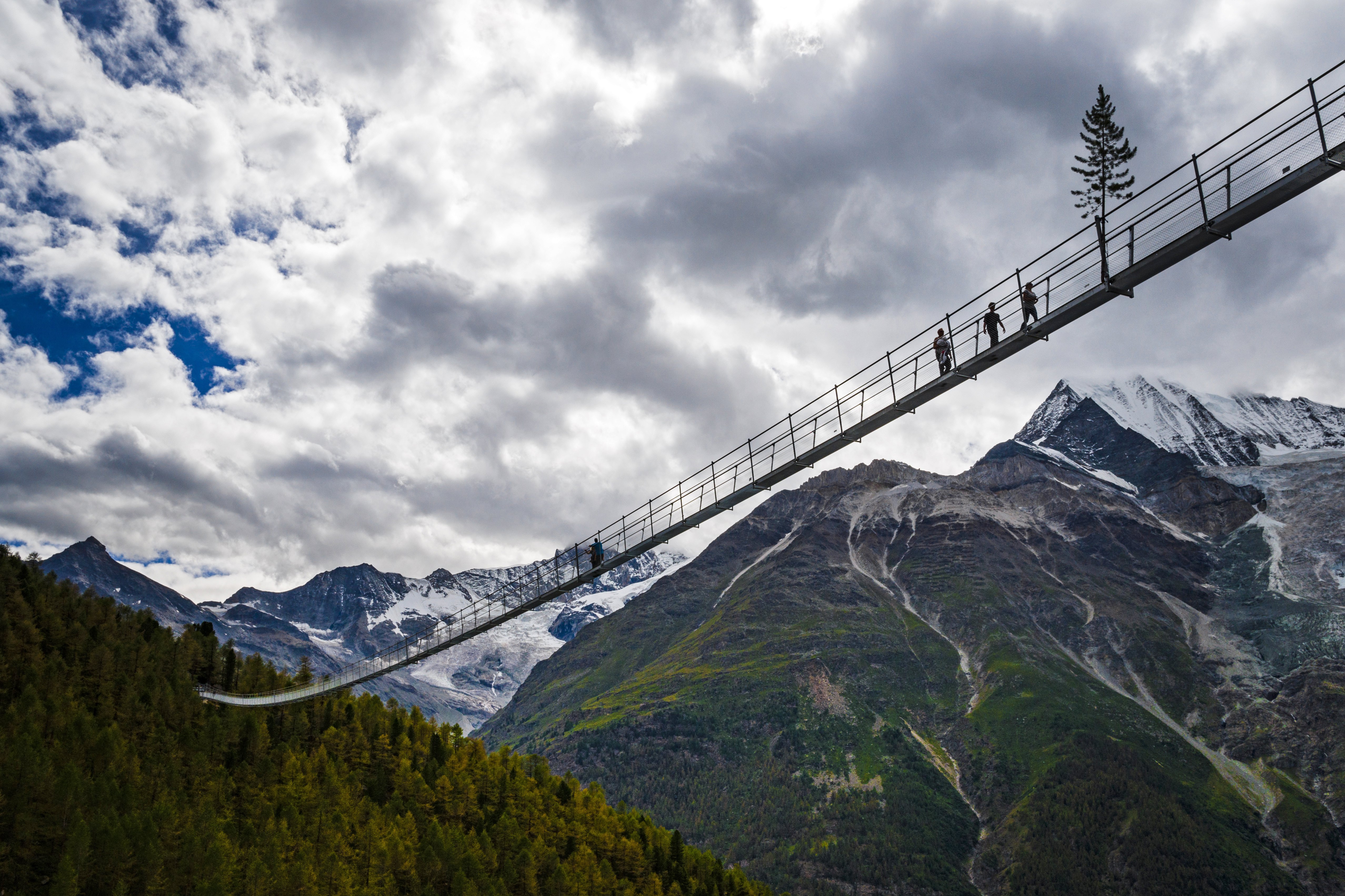 Мостът "Европа" - най-дългият висящ мост в света. Съоръжението има дължина 494м. и се намира в близост до швейцарското градче Зермат.