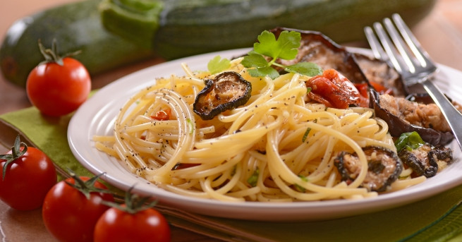 Необходими продукти: 1 пакет спагети (500 г)
100 г зелени маслини