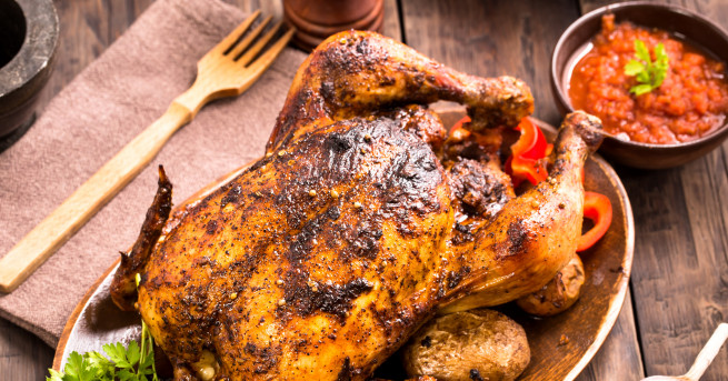 Необходими продукти 1 пиле
400 мл пилешки бульон
400 г червени домати
200