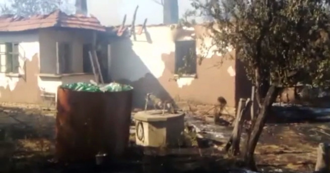 Огнена стихия в Монтанско Пламъци погълнаха 15 къщи и стопански