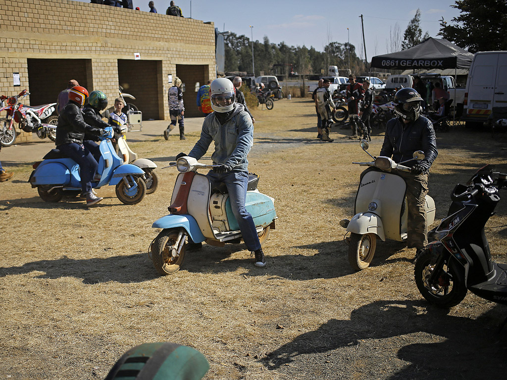 Състезанието за любители мотористи Stof Skop в The Walkerville Dirt Oval, южно от Йоханесбург, Южна Африка. Любители на мотоциклетите се събират на прашната овална писта, за да се състезават по помежду си в различни категории. Надпредварата е за забавление, победителите получават малки награди, а всички си тръгват доволно прашни.