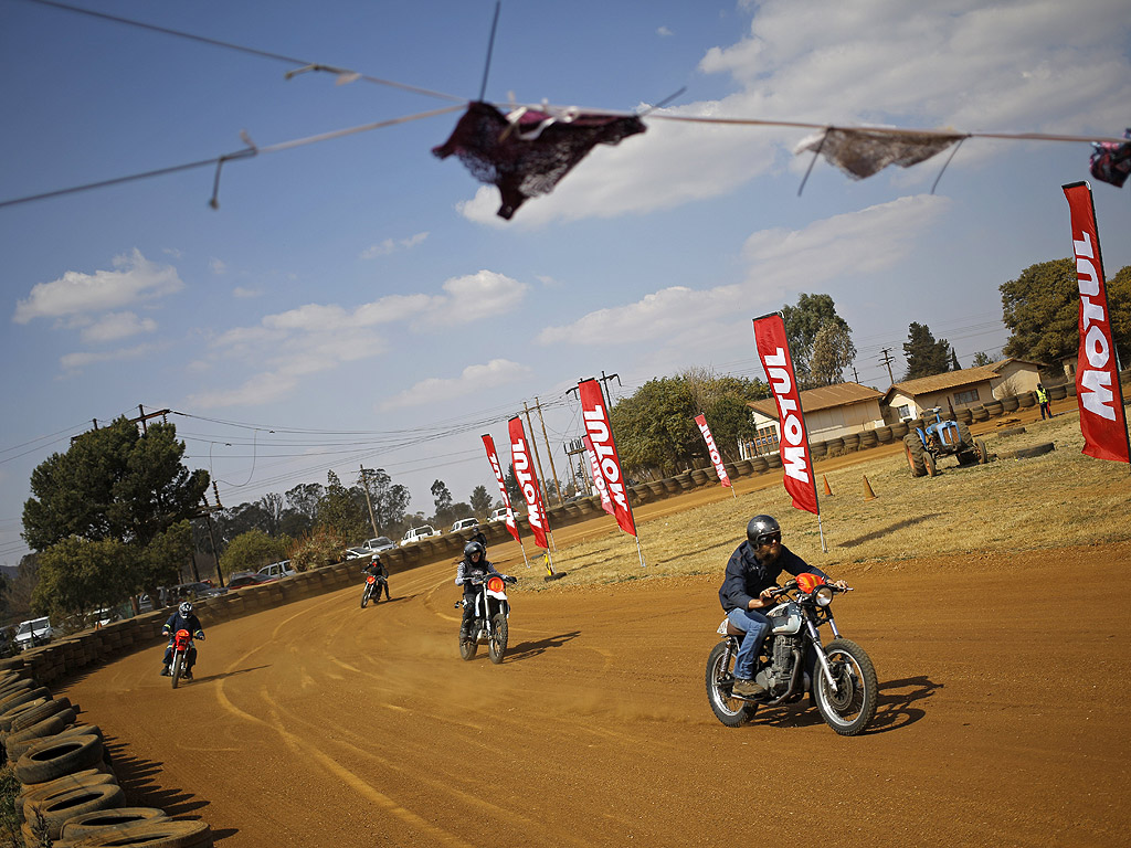 Състезанието за любители мотористи Stof Skop в The Walkerville Dirt Oval, южно от Йоханесбург, Южна Африка. Любители на мотоциклетите се събират на прашната овална писта, за да се състезават по помежду си в различни категории. Надпредварата е за забавление, победителите получават малки награди, а всички си тръгват доволно прашни.