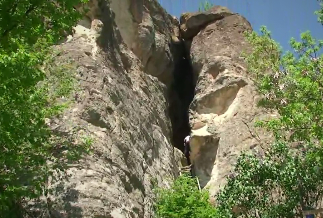 Утробата е древно пещерно светилище, датиращо от XI – Х в.пр.Хр. Обектът се намира близо до село Илиница, в местността Тангардък кая, на около 12 км северозападно от Кърджали.