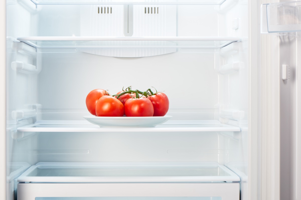 Домати - В хладилника те могат да загубят цвета си. За да избегнете неприятния момент, в който трябва да ги изхвърлите, защото са се развалили, избягвайте да се запасявате с голямо количество. 