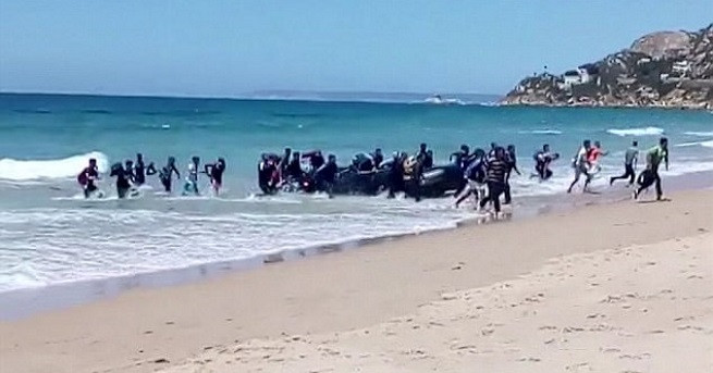 Лодка превозваща десетки мигранти от Африка пристигна на испански плаж