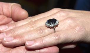 Принцеса Даяна носи този пръстен на своята сватба. Това е 12-каратов пръстен със сапфир, който е украсен с 14 малки брилянти.