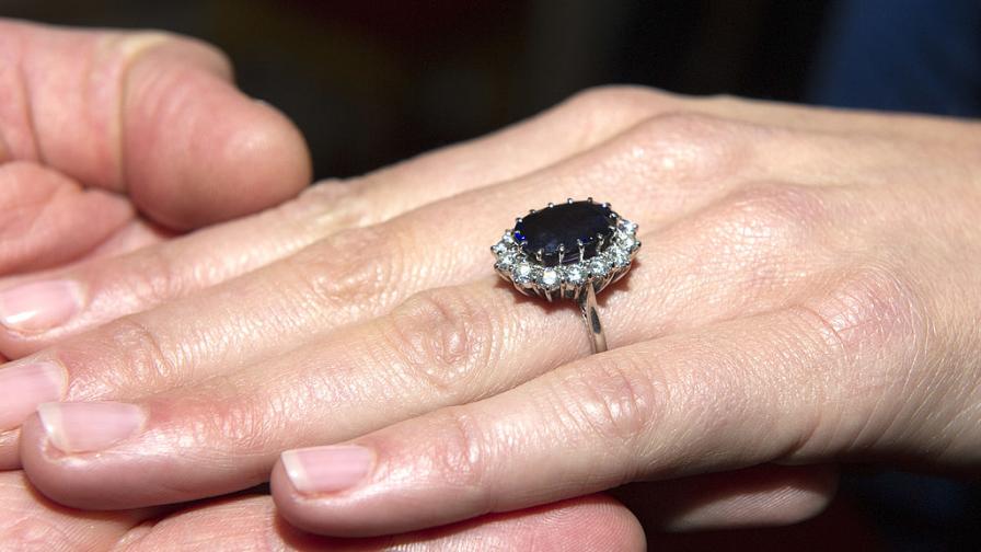Принцеса Даяна носи този пръстен на своята сватба. Това е 12-каратов пръстен със сапфир, който е украсен с 14 малки брилянти.