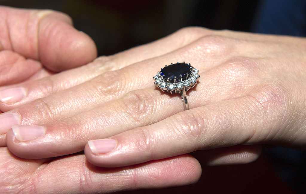 Пръстенът е подарък на Кейт от принц Уилям. Принцеса Даяна го носи на своята сватба. Това е 12-каратов пръстен със сапфир, който е украсен с 14 малки брилянти