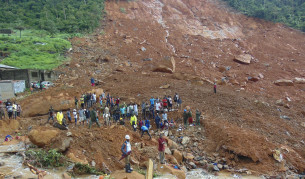 Стотици погребани от кален потоп в Сиера Леоне