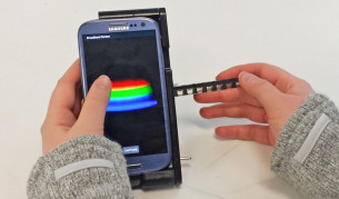 Устройството TRI, свързано с мобилен телефон