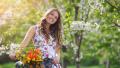 жена усмивка цветя природа щастие спокойствие