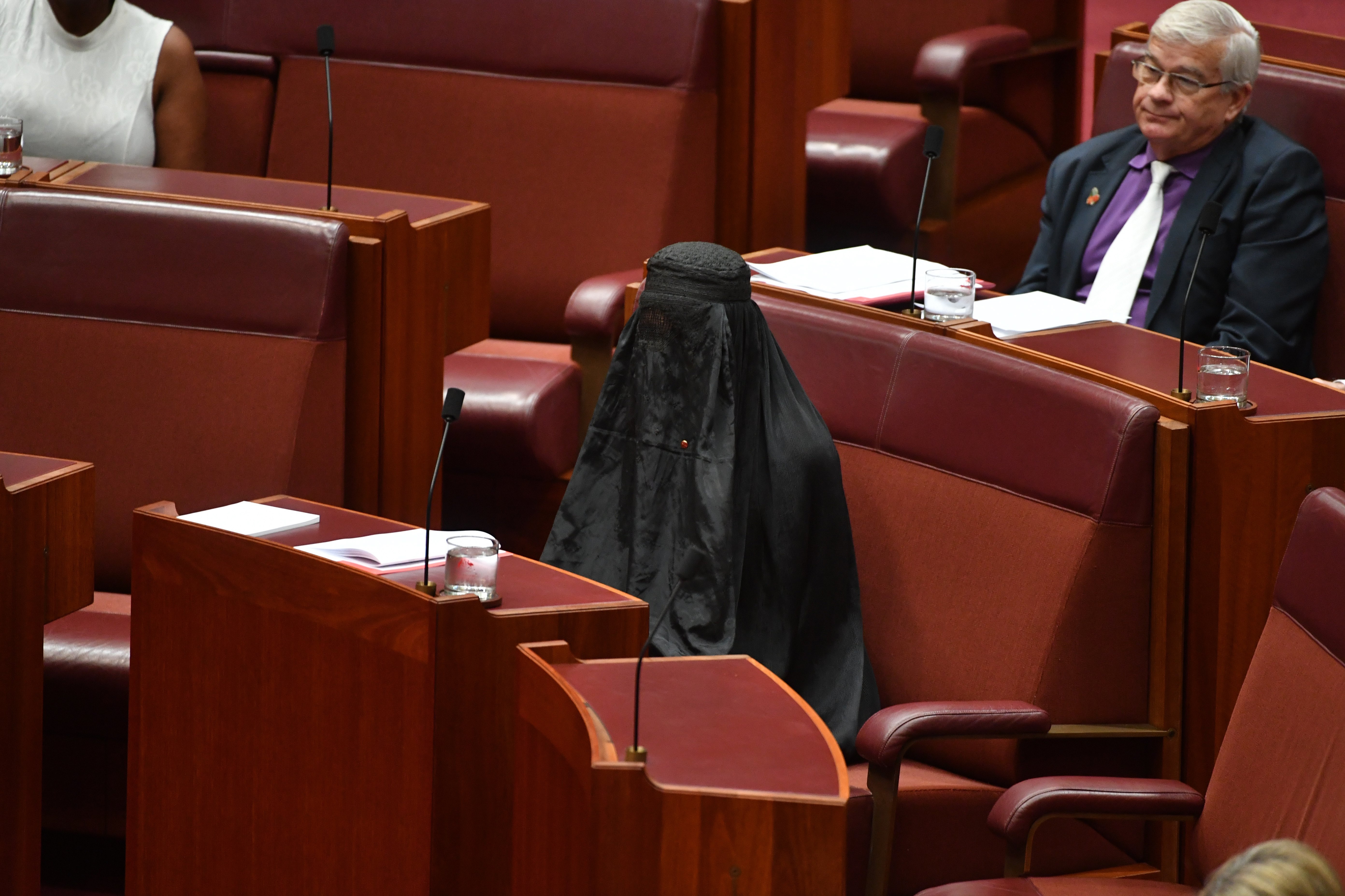 Лидерът на австралийската партия Единна нация Полин Хенсън шокира Сената, влизайки в камарата с бурка. Тя беше снимана в ислямската одежда, когато се яви в парламентарното време за въпроси.