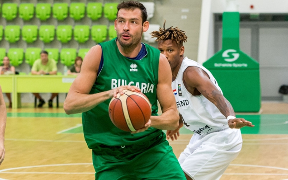 Баскетболен национал ще продължи кариерата си в Чехия