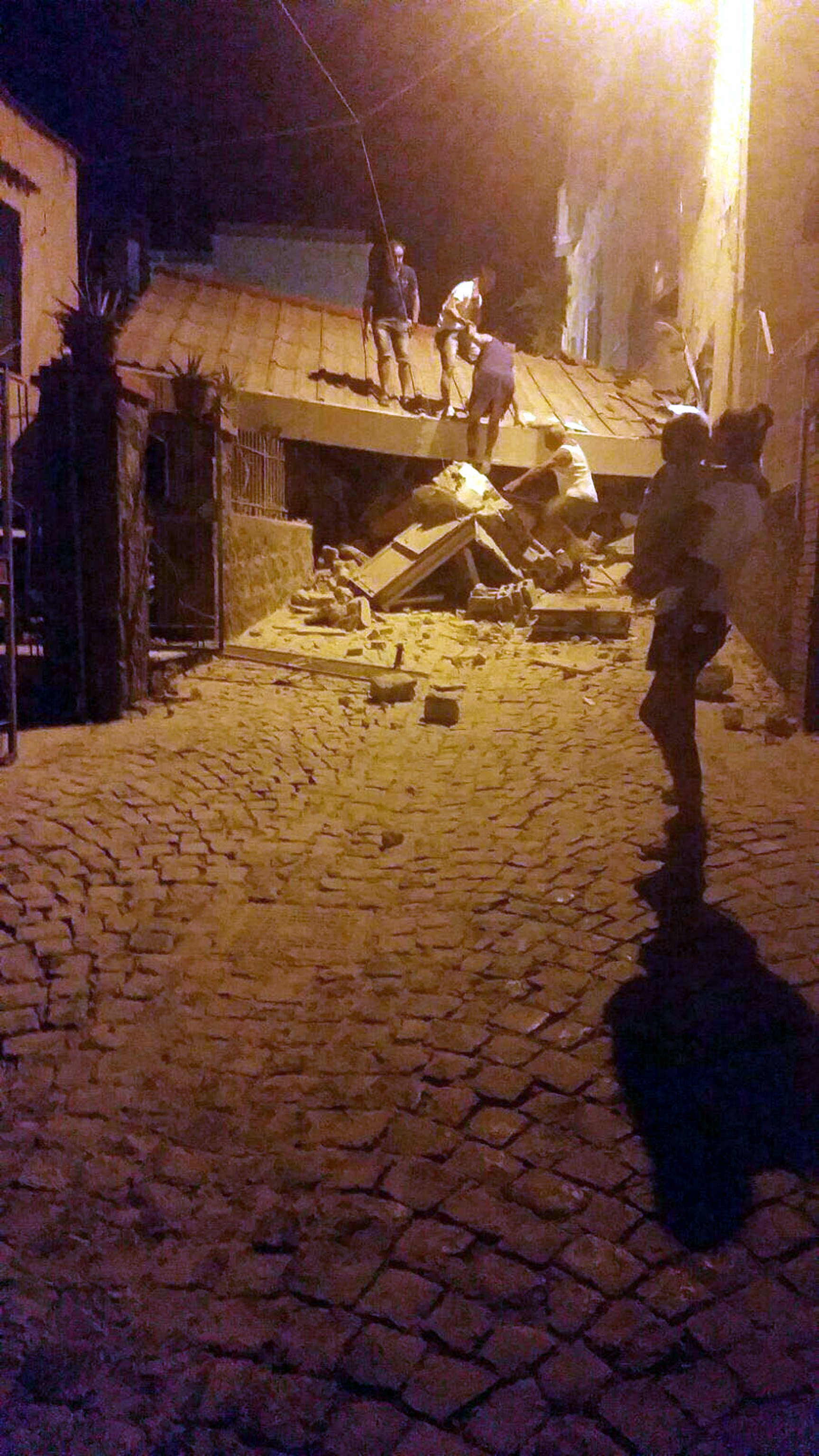 Земетресение на италианския остров Иския отне живота на поне двама души. Властите съобщават за 25 пострадали и разрушени сгради след труса с магнитуд 4,6 по Рихтер, разтърсил острова в понеделник вечерта.