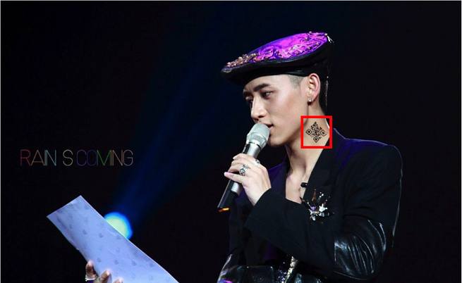 Певецът Вей Чен отпечатва код като временно татуировка на врата си, за да даде послание на феновете си на поп концерт в Пекин