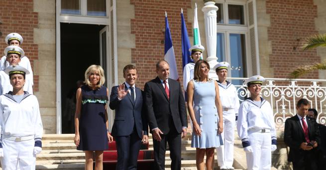 Френският президент Еманюел Макрон и съпругата му Брижит бяха официално