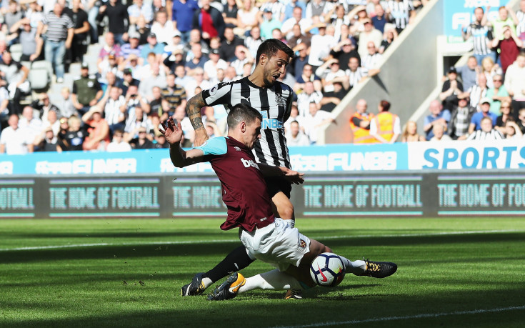 Нюкасъл взе глътка въздух и бутна Уест Хем към дълбокото