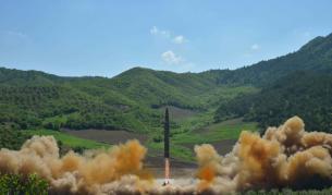 Ким Чен-ун стана баща, изстреля ракета над Япония