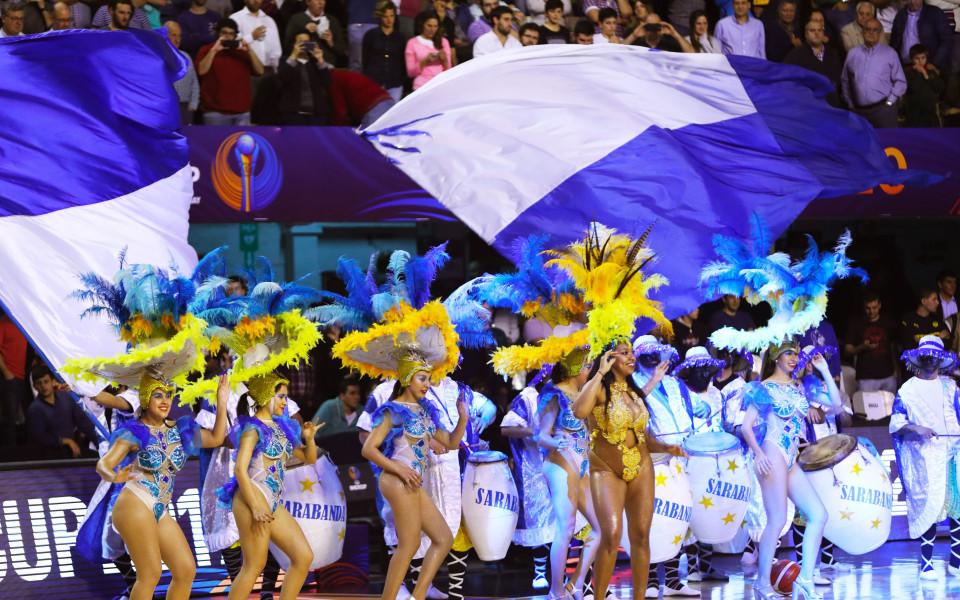 на почивката на баскетболния мач между Уругвай и Доминиканската република