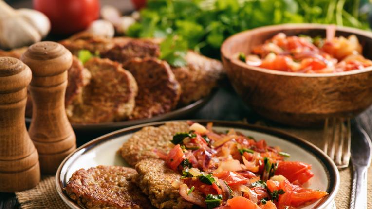  Панирани патладжани със салца от домати и авокадо 