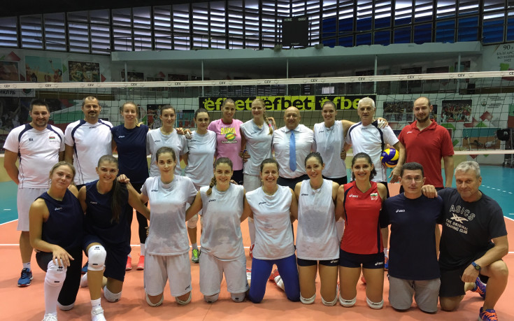 Министър Кралев изненада волейболните националки