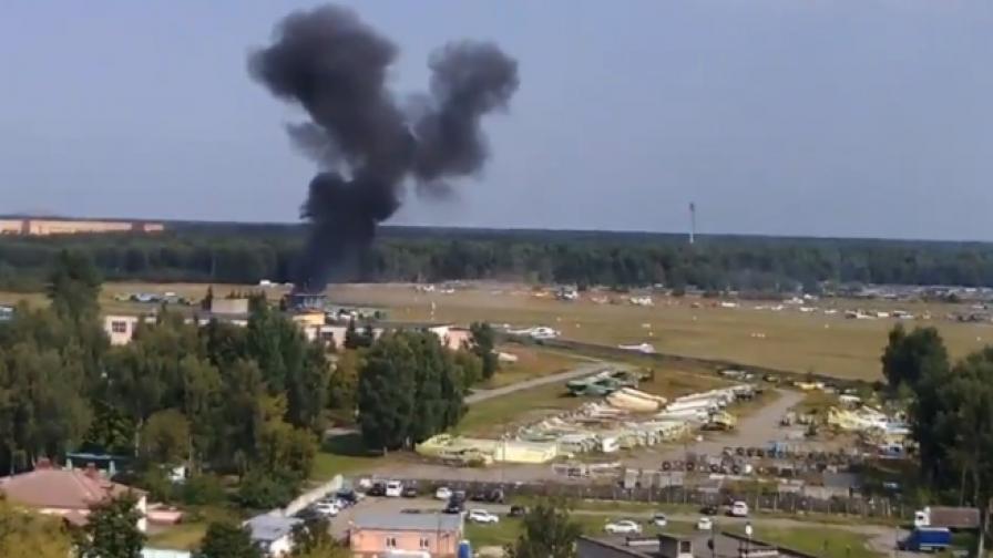 Самолет се разби край Москва, има жертви (видео)