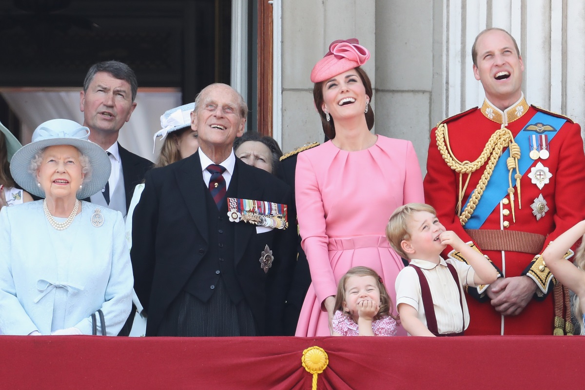 Семейството на принц Уилям и херцогинята на Кеймбридж Катрин Мидълтън ще се увеличи с още един член, съобщиха от Кенсингтънския дворец, допълвайки, че кралица Елизабет II е "възхитена" от новината. В изявление от двореца съобщиха, че 35-годишната Кейт страда от тежка форма на сутрешно гадене, която беше част и от предишните ѝ две бременности. По тази причина херцогинята на Кеймбридж няма да посети насрочено за по-късно днес събитие.