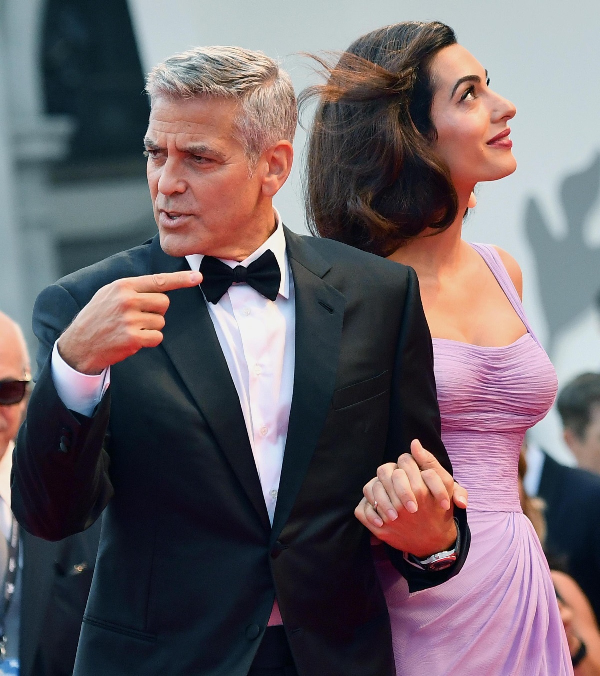 Три месеца след раждането Амал Клуни направи първата си официална поява на светско събитие. Във Венеция тя изглеждаше зашеметяващо с лилава рокля на "Версаче" и елегантна прическа в класически стил. Тя придружи съпруга си на венецианския филмов фестивал, който за първи път се яви не в ролята си на актьор, а в тази на режисьор.