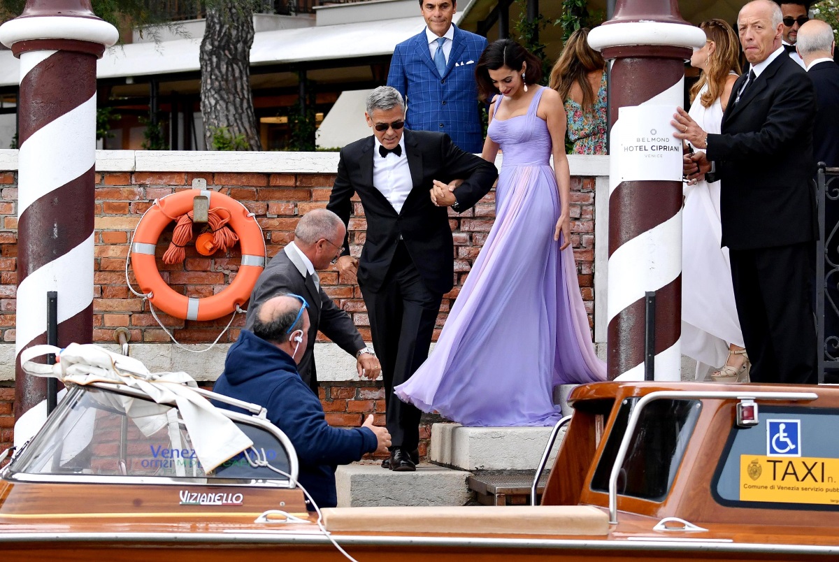 Три месеца след раждането Амал Клуни направи първата си официална поява на светско събитие. Във Венеция тя изглеждаше зашеметяващо с лилава рокля на "Версаче" и елегантна прическа в класически стил. Тя придружи съпруга си на венецианския филмов фестивал, който за първи път се яви не в ролята си на актьор, а в тази на режисьор.