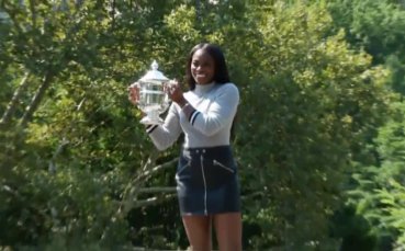 Слоун Стивънс позира с трофея от US Open в 